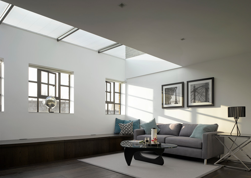 Contemporary living room in London with feature lighting.