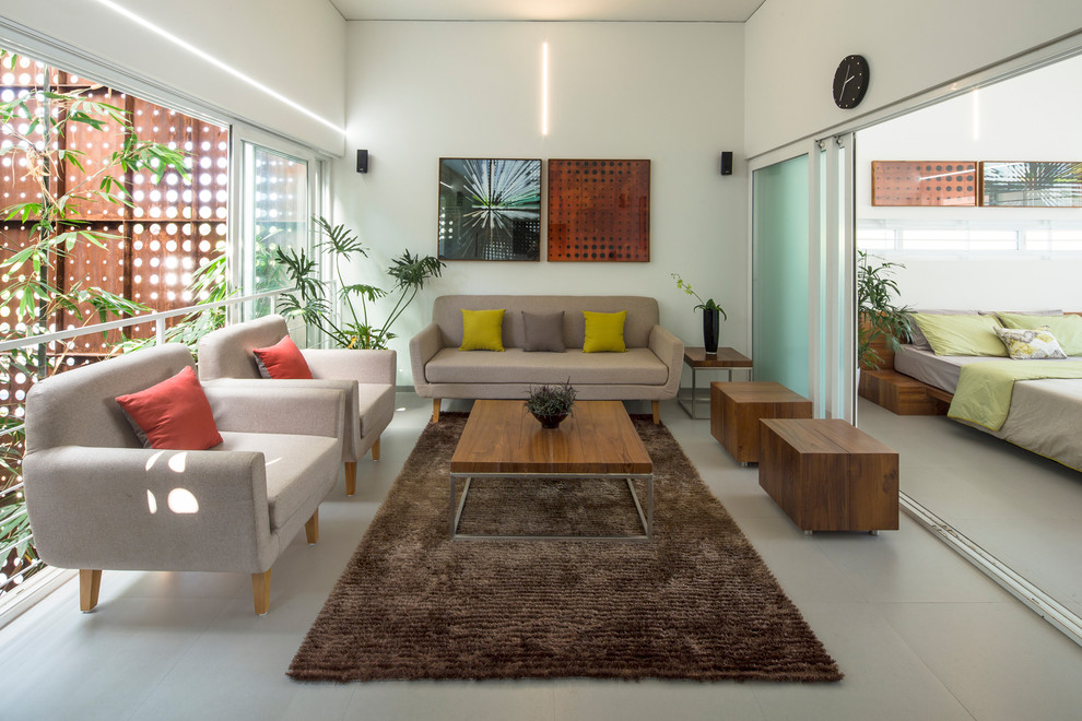 Стильный дизайн: парадная гостиная комната в современном стиле с белыми стенами, полом из керамической плитки и бежевым полом - последний тренд