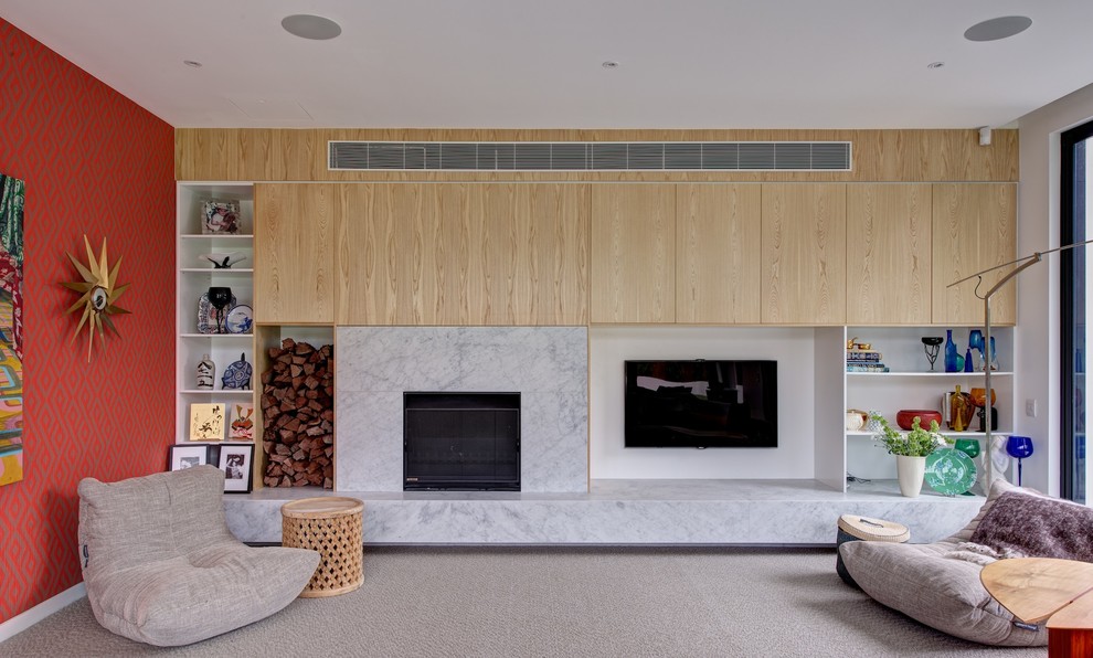 Источник вдохновения для домашнего уюта: большая гостиная комната в современном стиле с разноцветными стенами, ковровым покрытием, стандартным камином и телевизором на стене