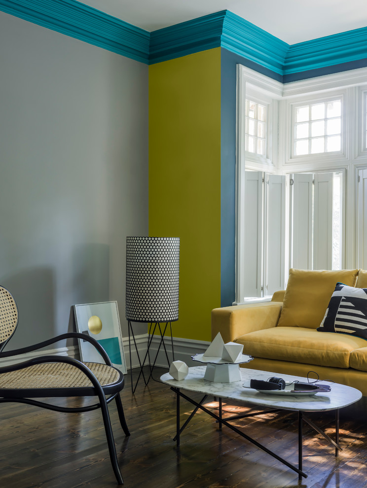 Modernes Wohnzimmer mit blauer Wandfarbe in West Midlands