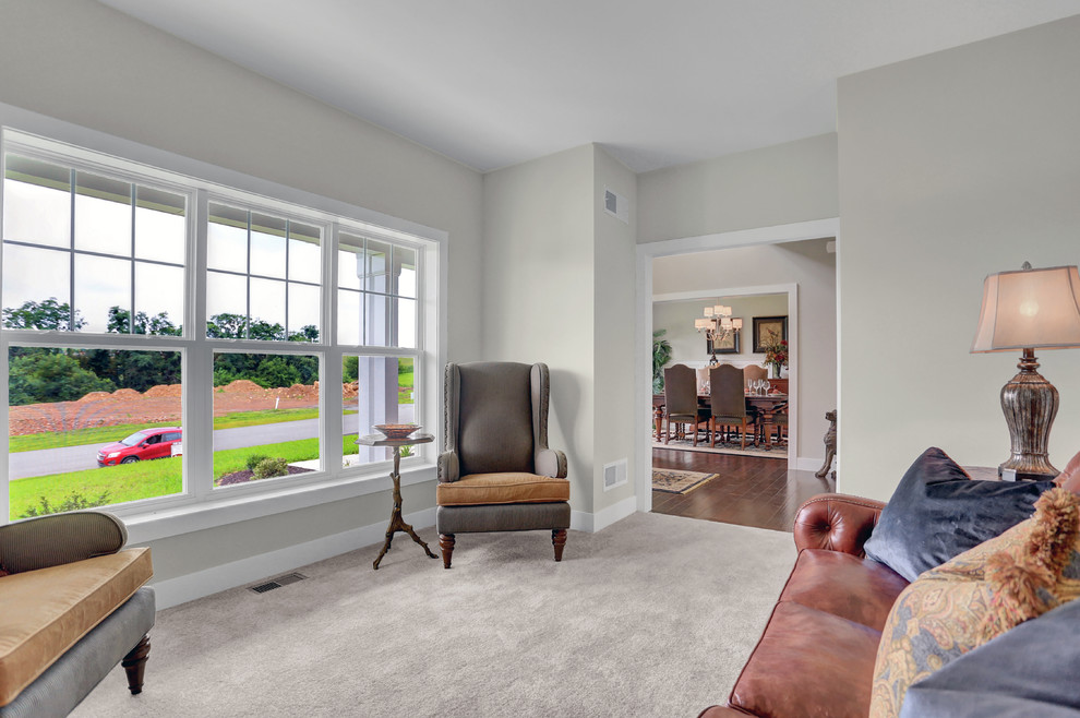 Imagen de salón para visitas cerrado clásico grande sin chimenea con paredes grises, moqueta y suelo beige