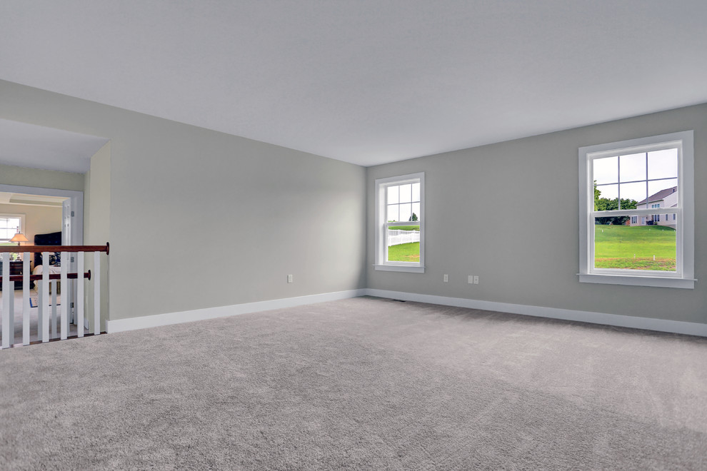 Свежая идея для дизайна: большая двухуровневая гостиная комната в стиле кантри с ковровым покрытием и белыми стенами - отличное фото интерьера