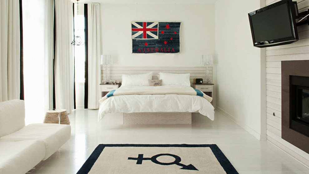 Idee per un soggiorno minimal con pareti bianche e pavimento bianco