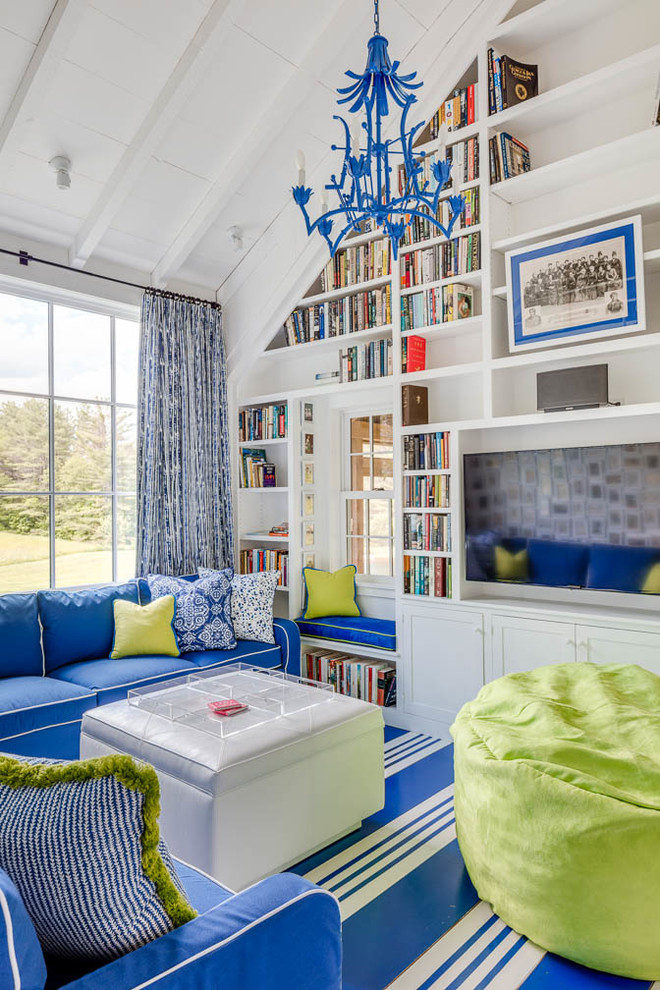 Cette image montre un petit salon mansardé ou avec mezzanine traditionnel avec une bibliothèque ou un coin lecture, un mur blanc, parquet peint, un téléviseur encastré et un sol bleu.