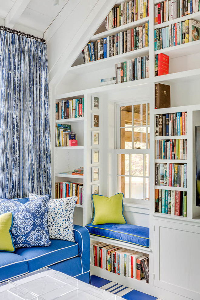 На фото: маленькая двухуровневая гостиная комната в стиле неоклассика (современная классика) с с книжными шкафами и полками, белыми стенами, деревянным полом, мультимедийным центром и синим полом для на участке и в саду с