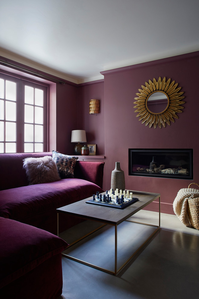 Exemple d'un salon éclectique de taille moyenne avec un mur violet, sol en béton ciré, un téléviseur fixé au mur et un sol gris.