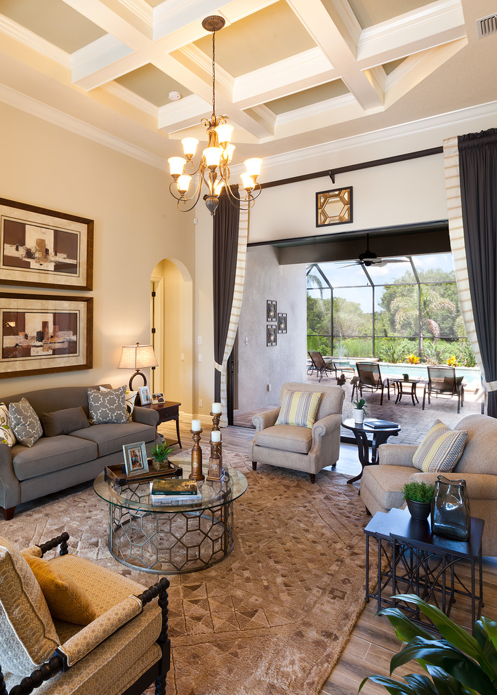 Immagine di un soggiorno chic di medie dimensioni e aperto con sala formale, pareti beige e pavimento in gres porcellanato