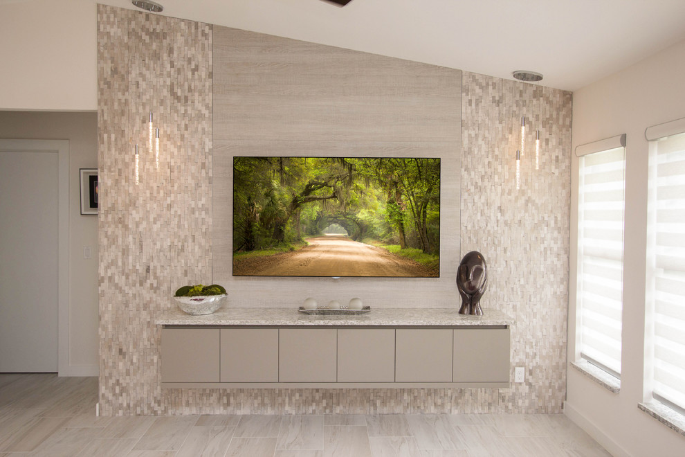 Idee per un soggiorno design di medie dimensioni e aperto con pareti marroni, pavimento in gres porcellanato e TV a parete