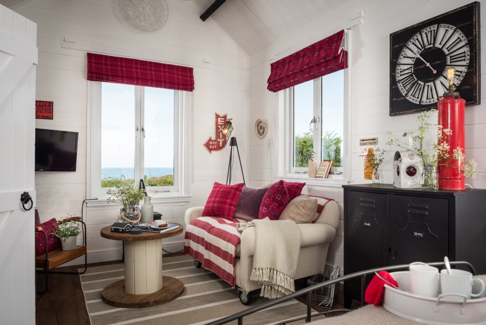 Immagine di un piccolo soggiorno country aperto con sala formale, pareti bianche, parquet scuro, TV a parete e pavimento marrone