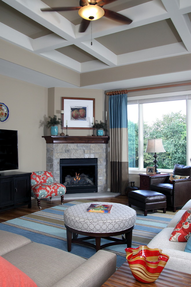 Imagen de salón abierto tradicional con paredes beige, suelo de madera en tonos medios y chimenea de esquina