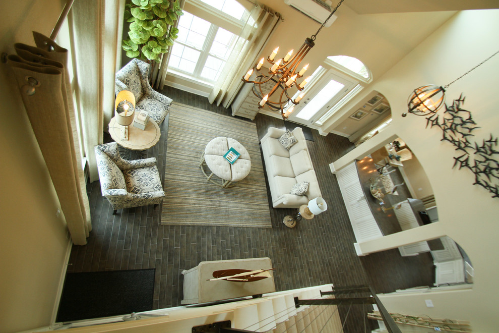 Immagine di un piccolo soggiorno costiero stile loft con sala formale, pavimento in gres porcellanato e nessun camino