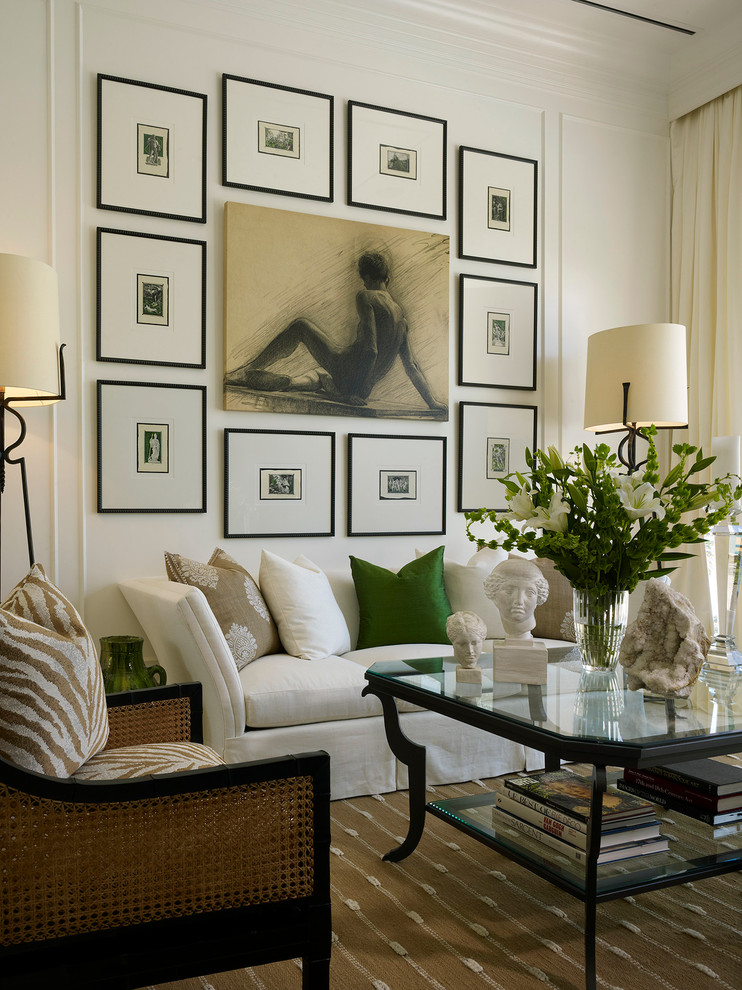 Стильный дизайн: гостиная комната:: освещение в стиле неоклассика (современная классика) с белыми стенами - последний тренд