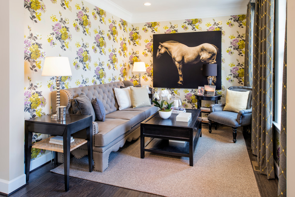 Imagen de salón para visitas tradicional con paredes multicolor y suelo de madera en tonos medios