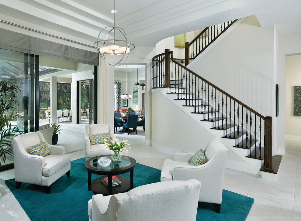 Großes, Repräsentatives, Fernseherloses, Offenes Modernes Wohnzimmer mit beiger Wandfarbe, Keramikboden und Kaminumrandung aus Stein in Tampa