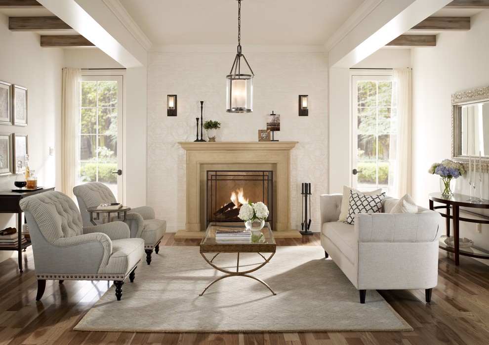 Repräsentatives, Fernseherloses Klassisches Wohnzimmer mit weißer Wandfarbe, hellem Holzboden und Kamin in San Diego