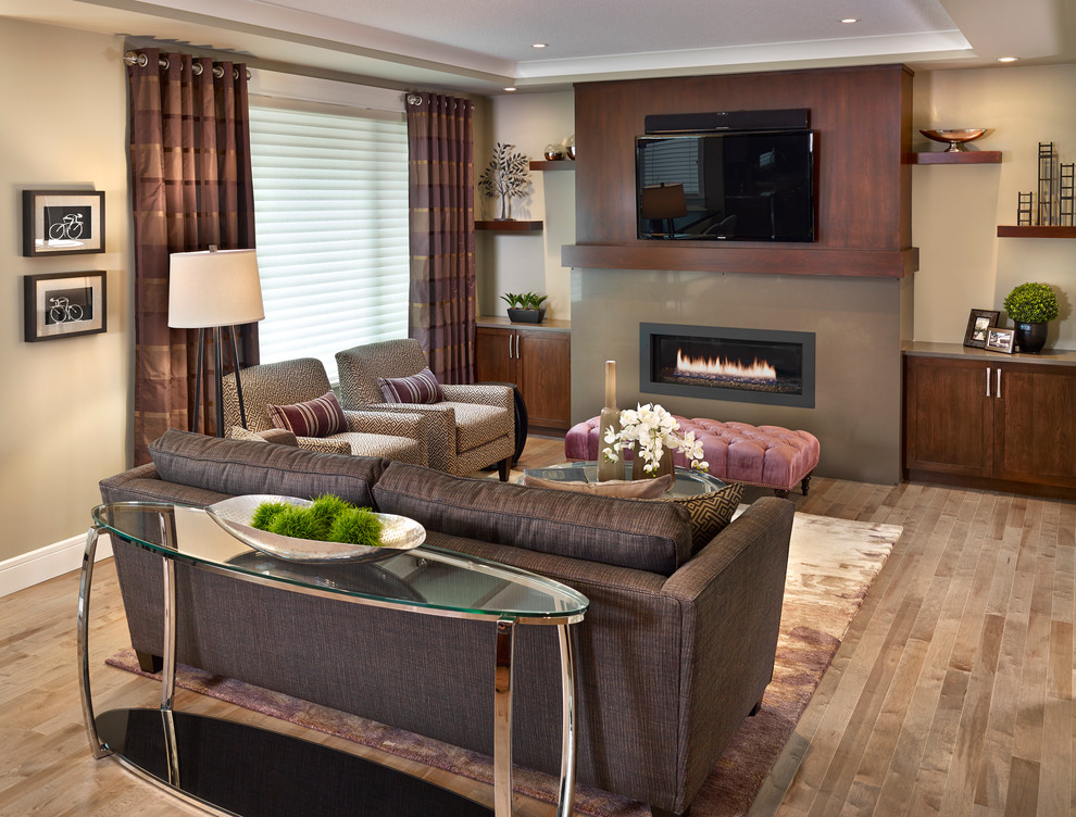 Источник вдохновения для домашнего уюта: гостиная комната в стиле неоклассика (современная классика) с бежевыми стенами, горизонтальным камином и телевизором на стене