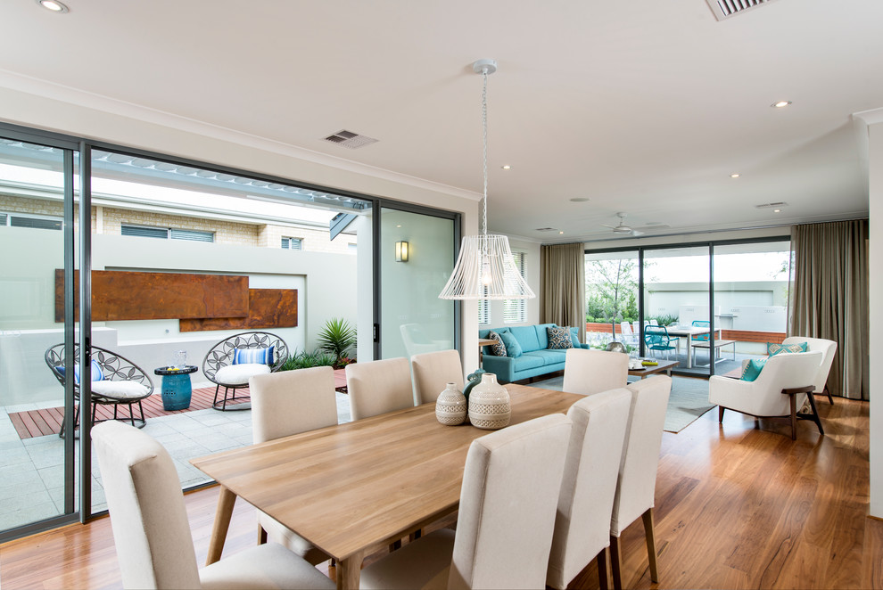 Offenes Modernes Wohnzimmer mit beiger Wandfarbe und braunem Holzboden in Perth