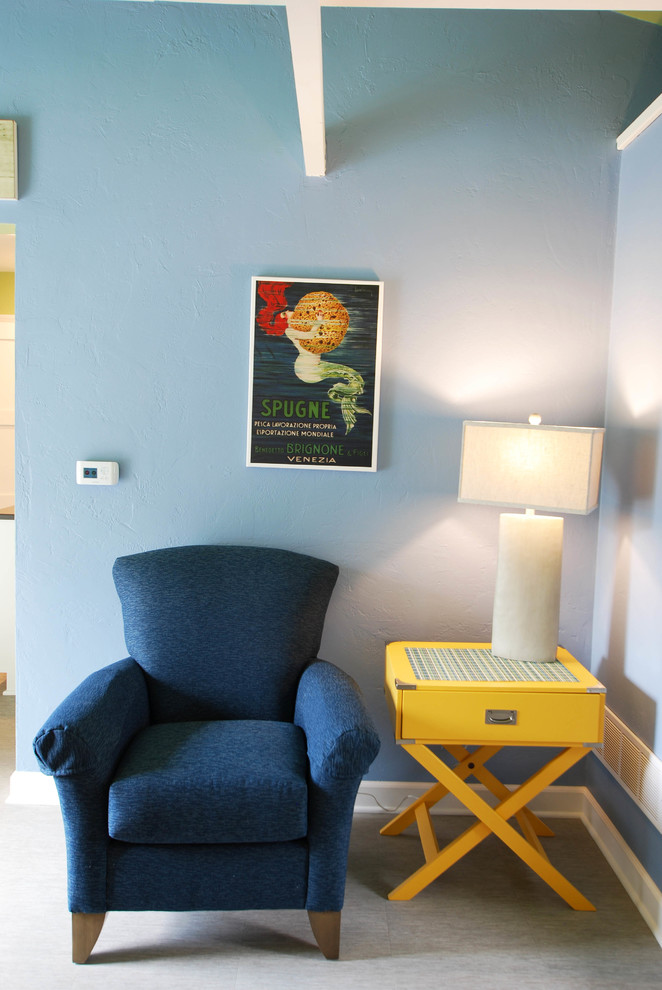 Immagine di un soggiorno stile marino aperto con pareti blu, pavimento in vinile, camino classico, cornice del camino in pietra, TV a parete e pavimento grigio