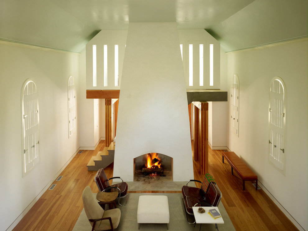 Offenes Industrial Wohnzimmer mit braunem Holzboden in Minneapolis