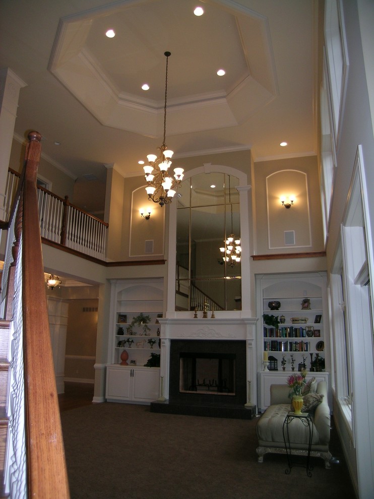 Стильный дизайн: большая парадная, открытая гостиная комната в классическом стиле с серыми стенами, паркетным полом среднего тона, стандартным камином и коричневым полом без телевизора - последний тренд