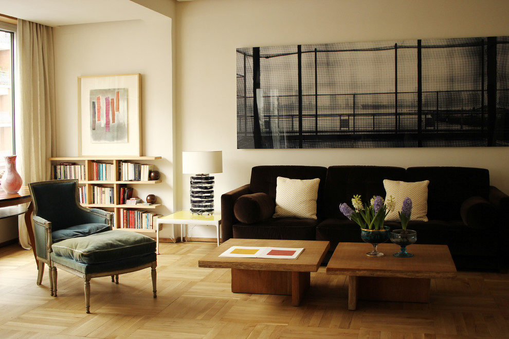 Imagen de biblioteca en casa cerrada contemporánea de tamaño medio sin chimenea y televisor con suelo de madera en tonos medios