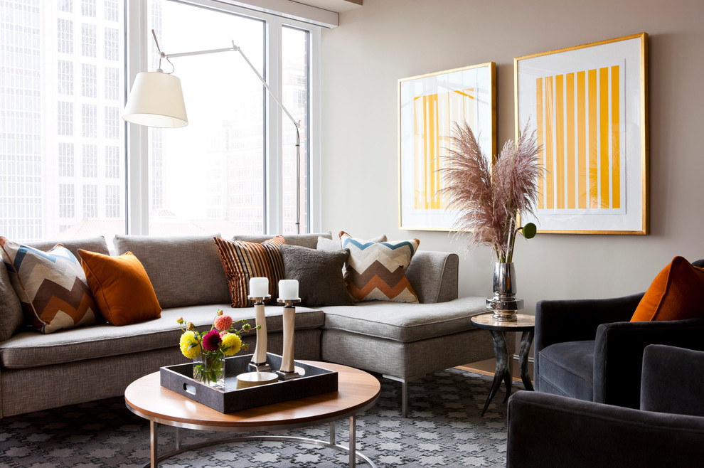 Ispirazione per un grande soggiorno minimalista aperto con parquet chiaro e pareti marroni
