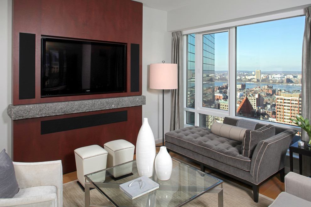 Свежая идея для дизайна: открытая гостиная комната среднего размера в современном стиле с серыми стенами, паркетным полом среднего тона и телевизором на стене - отличное фото интерьера