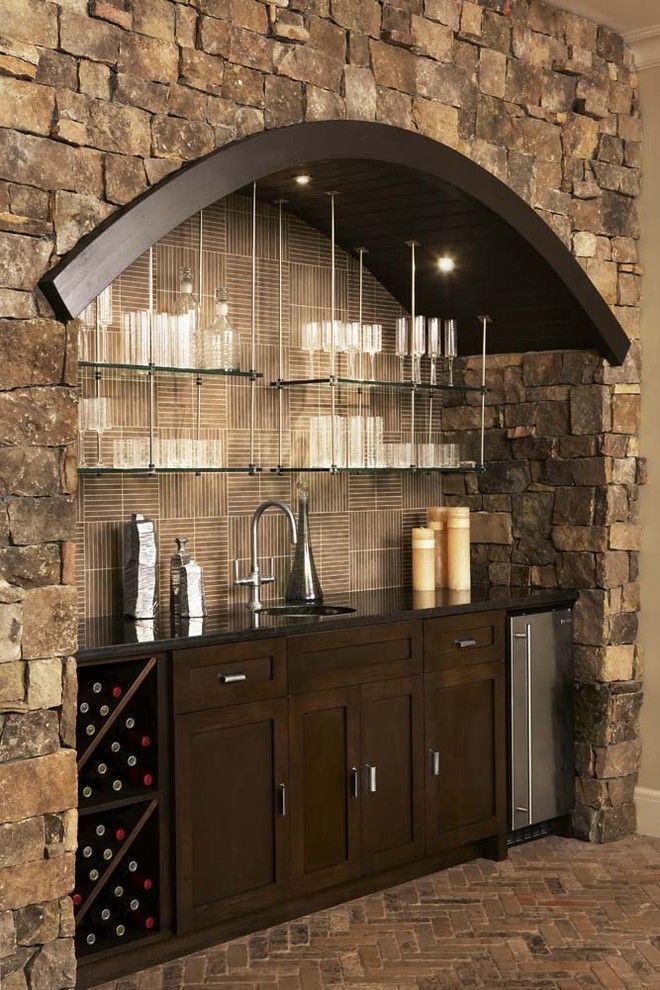 Cette image montre un salon design avec un bar de salon et un sol en brique.