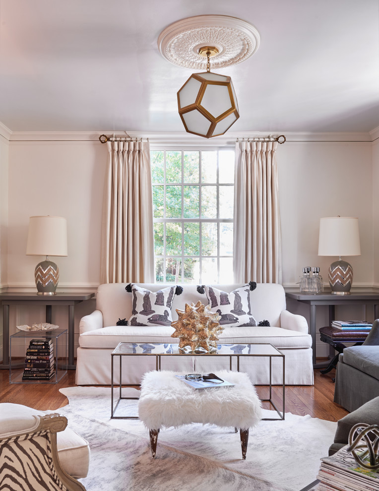 Klassisches Wohnzimmer mit weißer Wandfarbe und braunem Holzboden in Charlotte