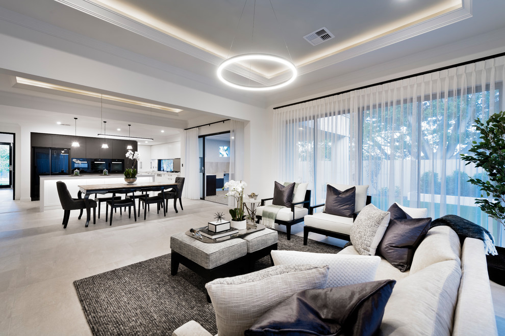 Offenes Wohnzimmer mit weißer Wandfarbe und TV-Wand in Perth