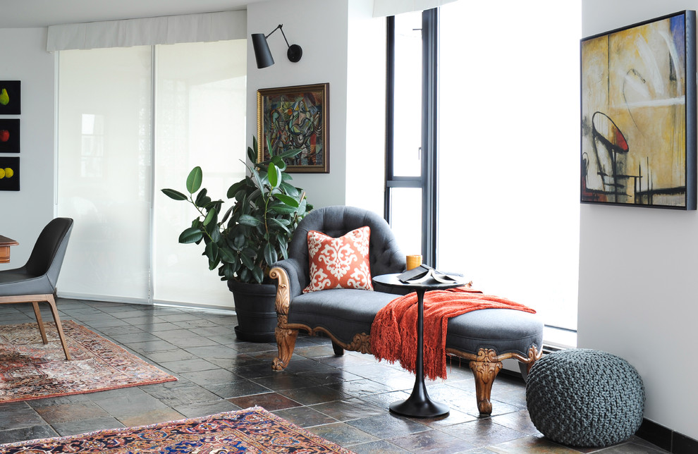 Immagine di un piccolo soggiorno classico aperto con pareti bianche, pavimento in ardesia, nessun camino e TV a parete
