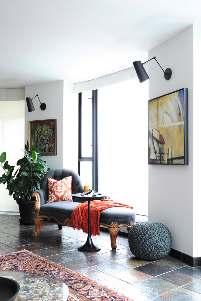 Imagen de salón abierto clásico renovado pequeño sin chimenea con paredes blancas, suelo de pizarra y televisor colgado en la pared
