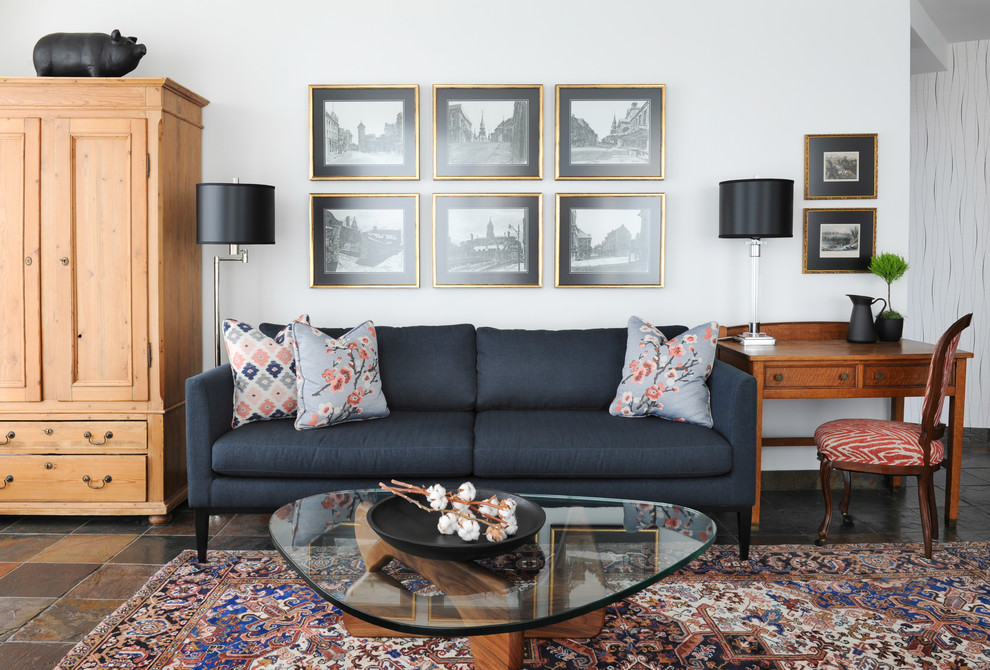 Mittelgroßes Klassisches Wohnzimmer im Loft-Stil mit weißer Wandfarbe, Schieferboden und TV-Wand in Vancouver