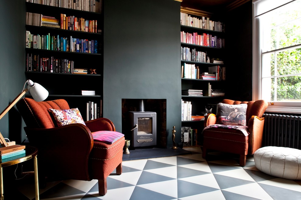 Inspiration för ett mellanstort eklektiskt separat vardagsrum, med ett bibliotek, svarta väggar, klinkergolv i keramik och en öppen vedspis