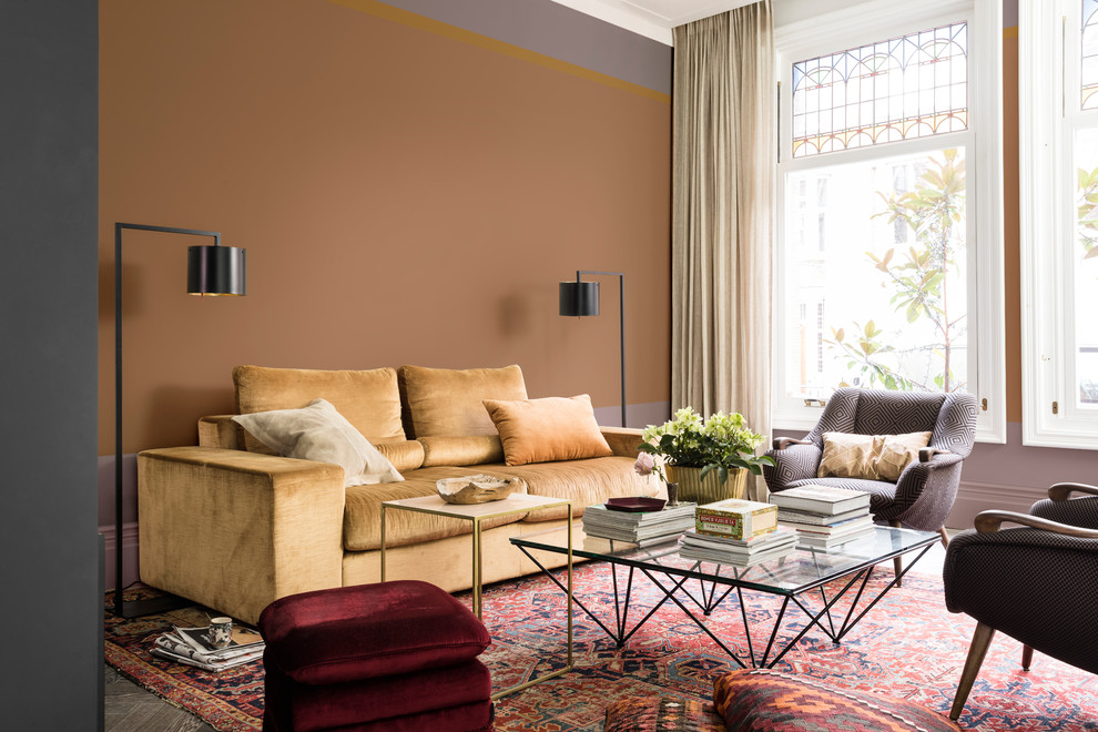 Пример оригинального дизайна: гостиная комната в стиле неоклассика (современная классика) с разноцветными стенами и темным паркетным полом