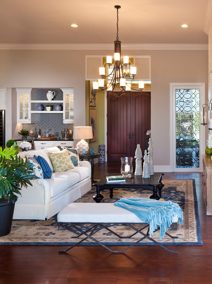 Foto di un soggiorno tradizionale aperto e di medie dimensioni con sala formale, pavimento marrone, pareti beige e parquet scuro