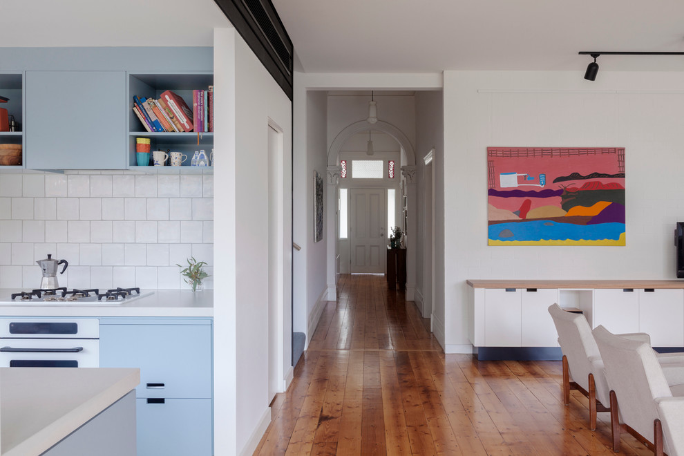 Свежая идея для дизайна: открытая гостиная комната среднего размера в современном стиле с белыми стенами и светлым паркетным полом - отличное фото интерьера
