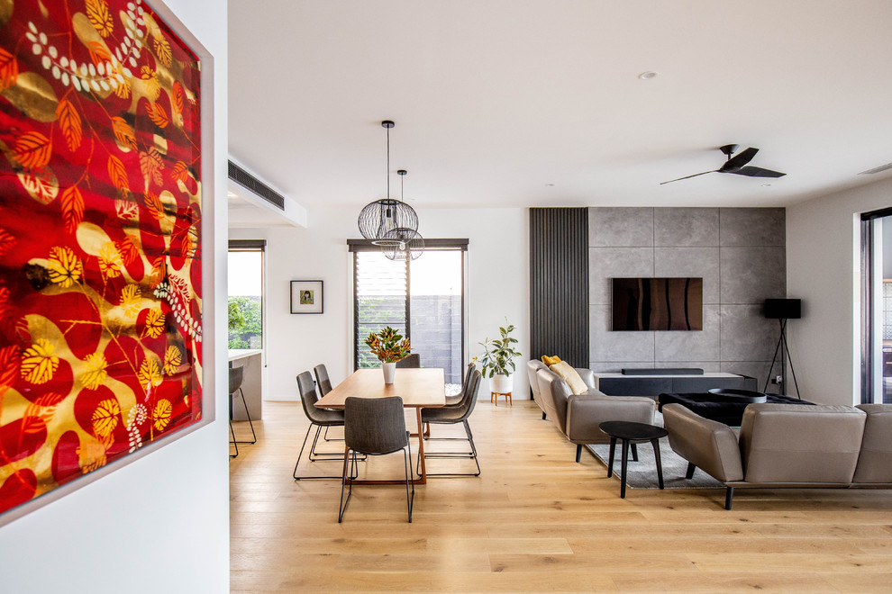Offenes Modernes Wohnzimmer ohne Kamin mit weißer Wandfarbe, braunem Holzboden, TV-Wand und braunem Boden in Gold Coast - Tweed