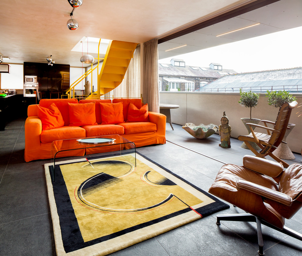 Immagine di un grande soggiorno design aperto con pareti bianche, pavimento con piastrelle in ceramica e pavimento grigio