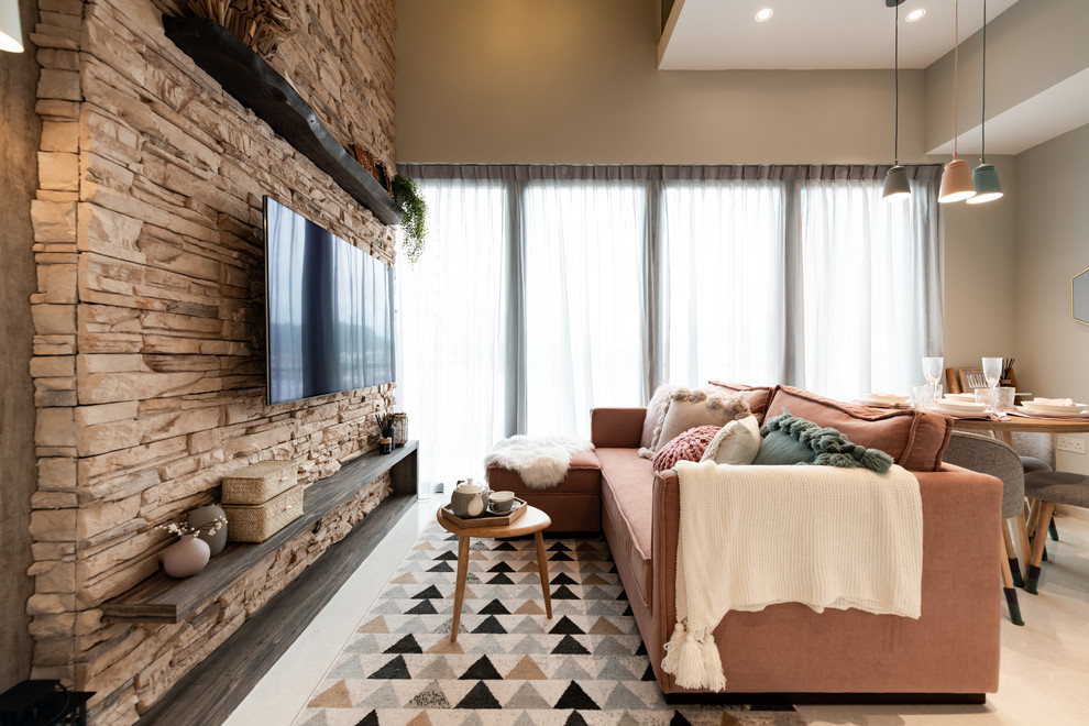 Repräsentatives, Offenes Modernes Wohnzimmer mit beiger Wandfarbe, TV-Wand und beigem Boden in Singapur
