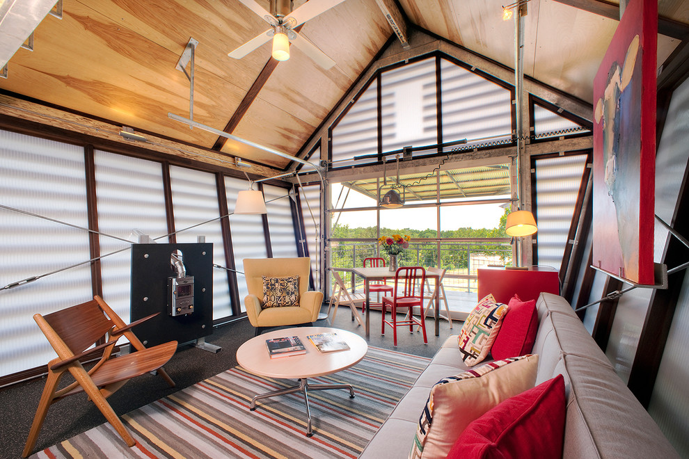 Immagine di un piccolo soggiorno minimal stile loft con pareti multicolore, parquet chiaro, nessun camino e nessuna TV