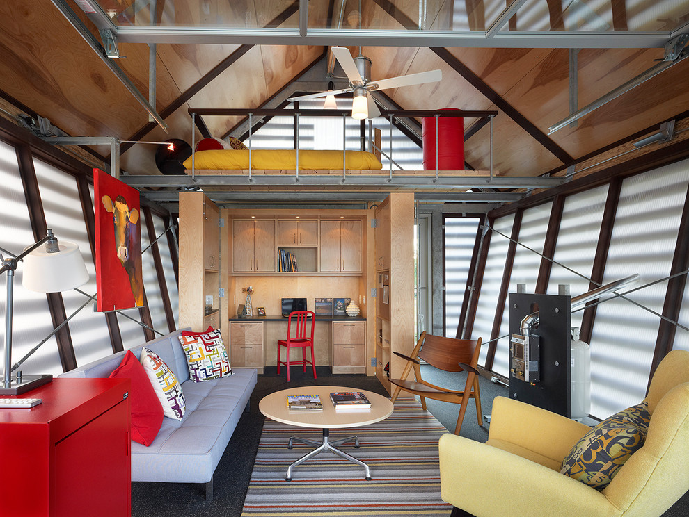 Kleines, Fernseherloses Eklektisches Wohnzimmer ohne Kamin mit bunten Wänden und hellem Holzboden in Washington, D.C.