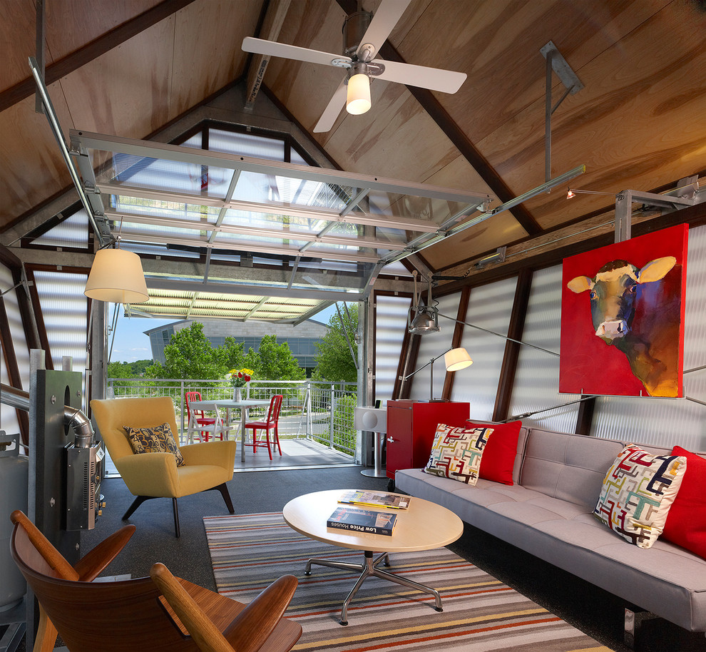 Ispirazione per un piccolo soggiorno minimal stile loft con pareti multicolore, parquet chiaro, nessun camino e nessuna TV