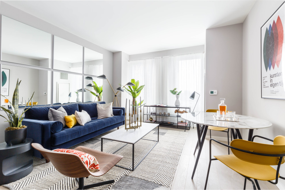 Idee per un soggiorno design di medie dimensioni e aperto con pareti grigie, parquet chiaro e pavimento beige