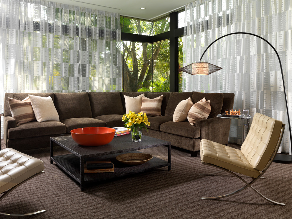 Foto di un grande soggiorno moderno aperto con sala formale, moquette, nessuna TV e pavimento marrone