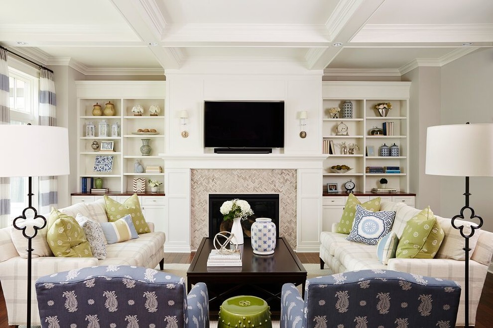Источник вдохновения для домашнего уюта: большая парадная, открытая гостиная комната в классическом стиле с серыми стенами, стандартным камином, фасадом камина из плитки и телевизором на стене