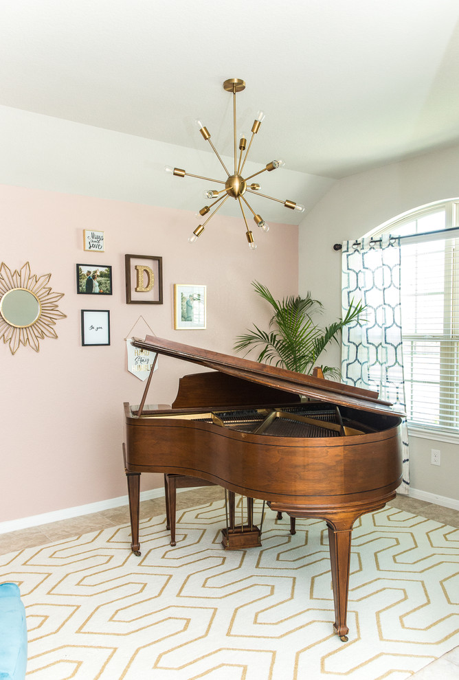 Пример оригинального дизайна: гостиная комната с музыкальной комнатой и розовыми стенами