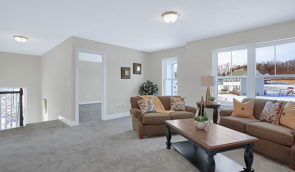 На фото: большая двухуровневая гостиная комната в классическом стиле с серыми стенами и ковровым покрытием с