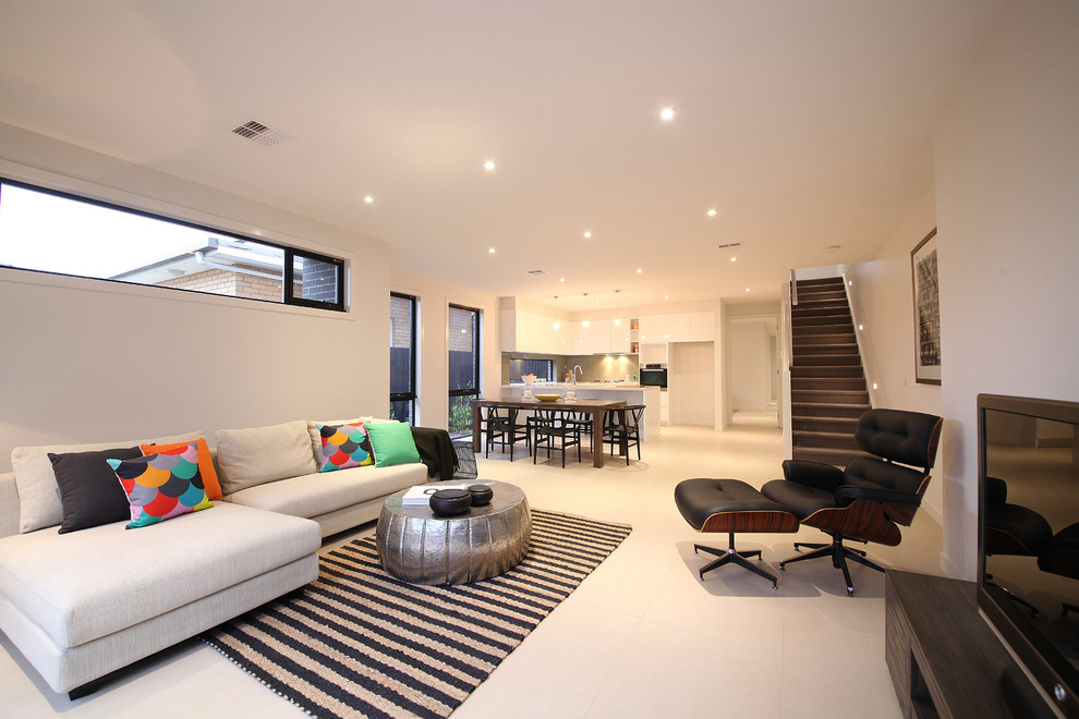 Idee per un soggiorno minimal aperto con sala formale, pareti bianche, TV autoportante e pavimento in gres porcellanato