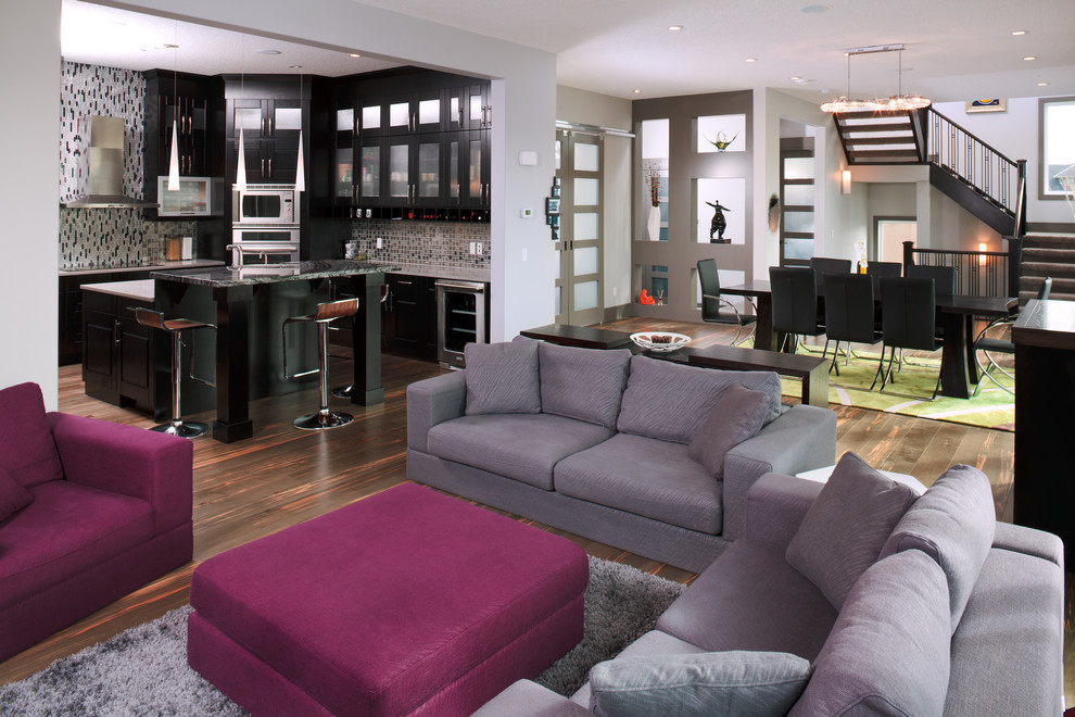 Стильный дизайн: открытая гостиная комната в современном стиле с серыми стенами - последний тренд